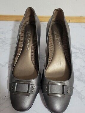 Easy Spirit Anti-Gravity Pewter Gray Slip-On Pumps with Decorative Buckle, Sz 8